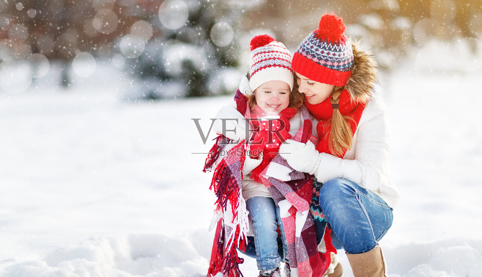 幸福的家庭妈妈和孩子在冬天散步喝茶照片摄影图片
