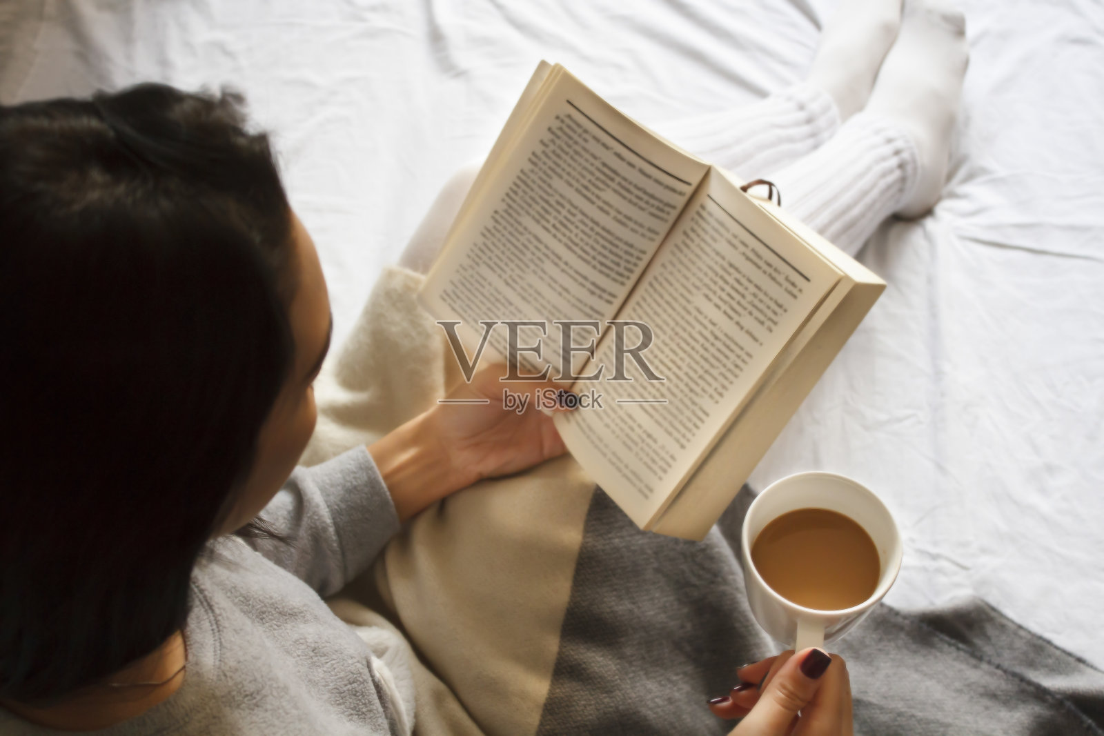女孩早上在床上看书喝咖啡照片摄影图片