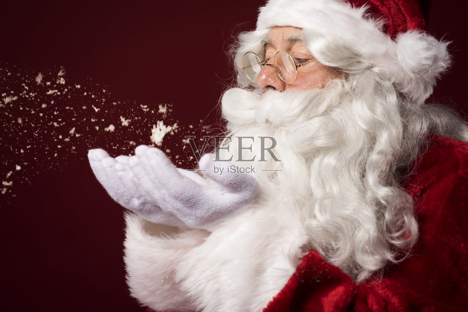 圣诞老人吹着一些雪花照片摄影图片