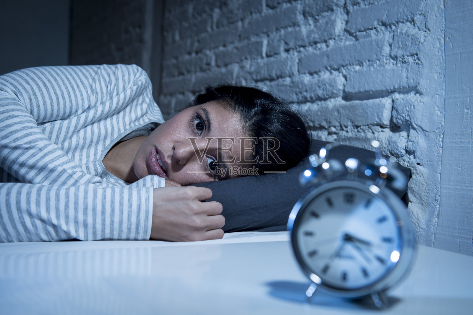 女人深夜躺在床上想睡觉却失眠照片摄影图片
