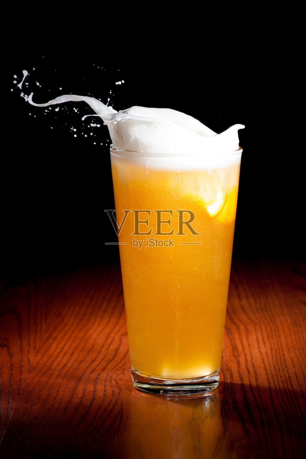 在啤酒中洒上柑橘和橙子照片摄影图片
