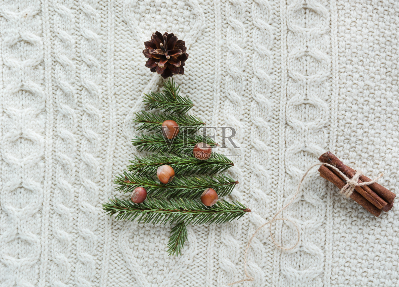 圣诞节概念云杉，锥形和螺母针织背景。照片摄影图片