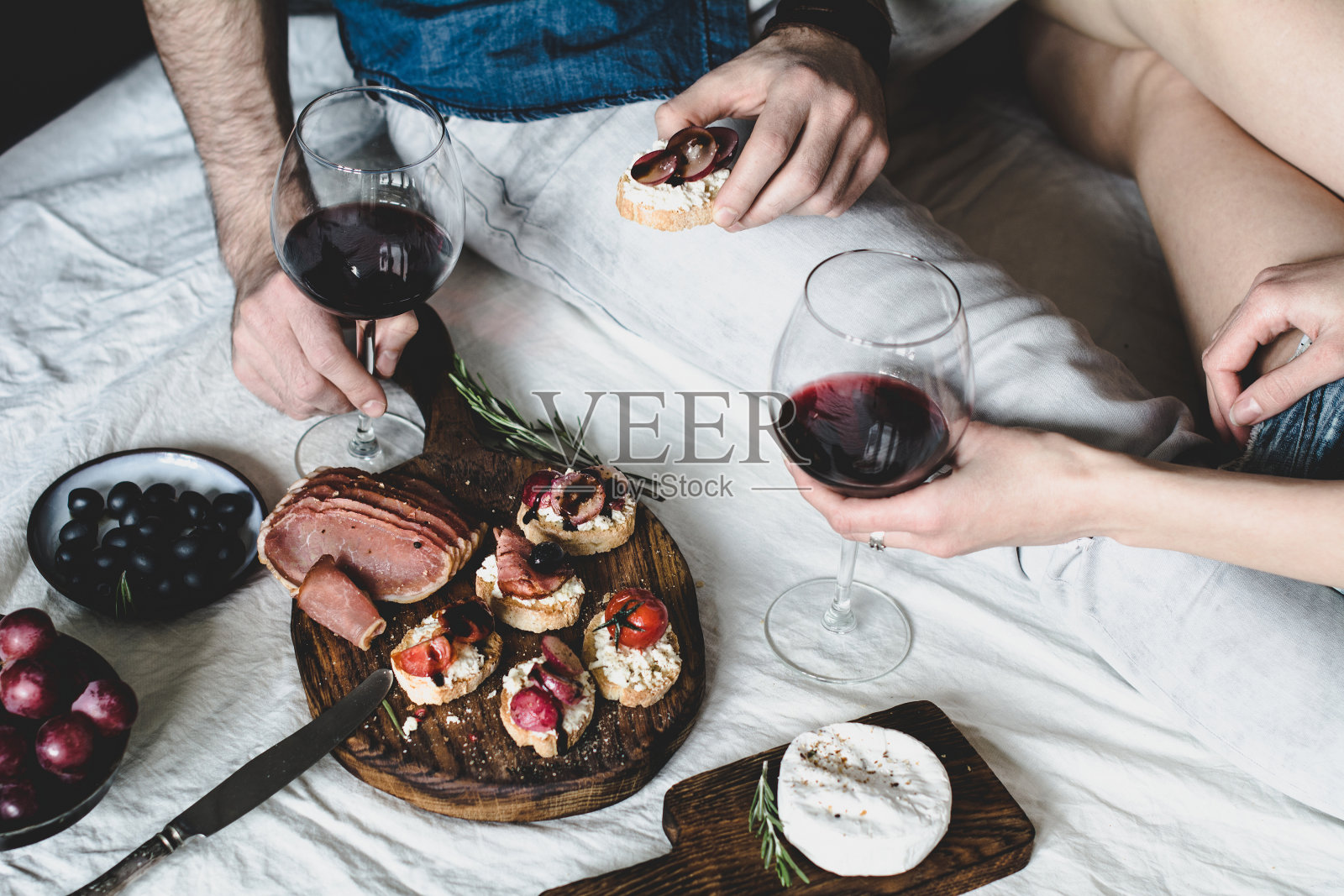 一对夫妇用葡萄酒吃晚餐照片摄影图片