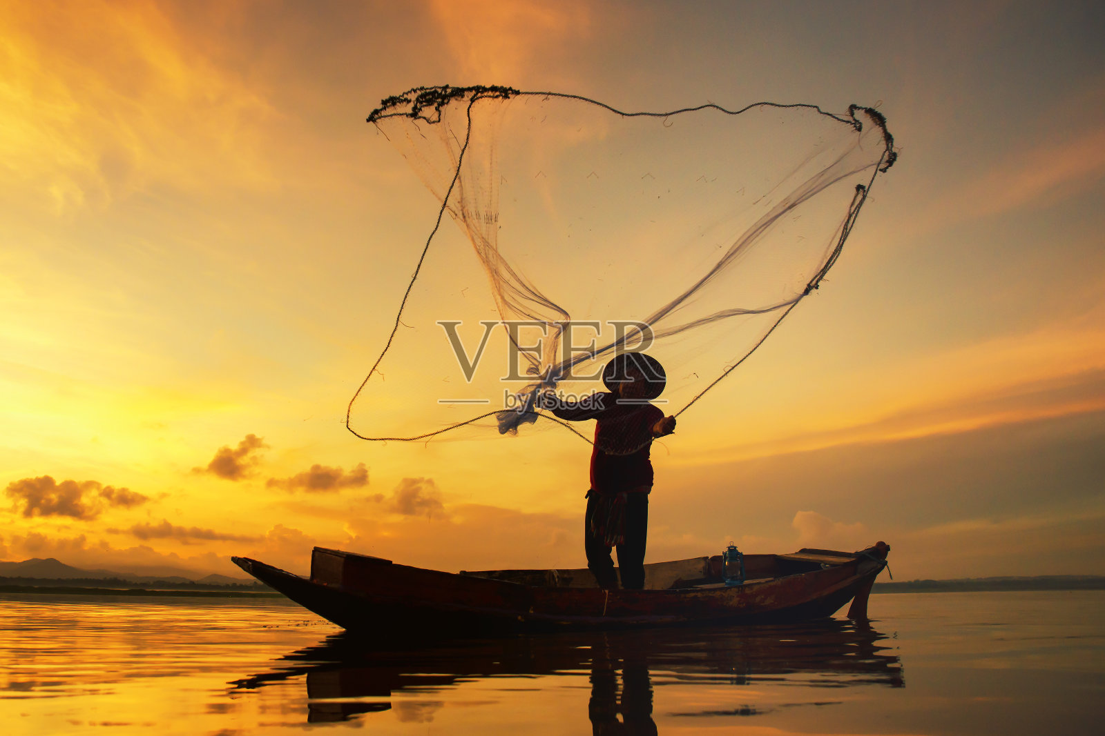 清晨，泰国渔夫在湖边钓鱼。照片摄影图片