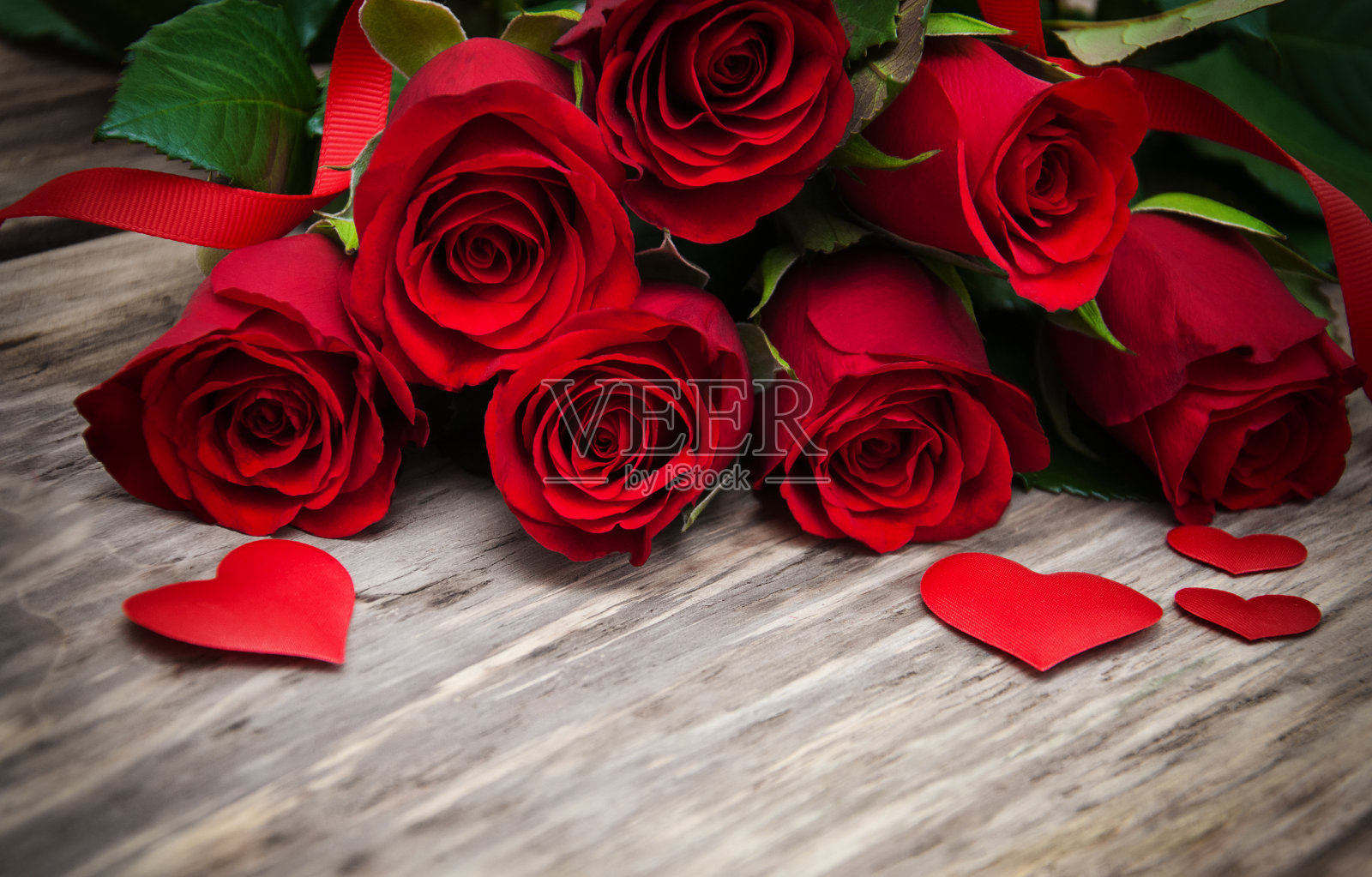 红玫瑰和爱心照片摄影图片