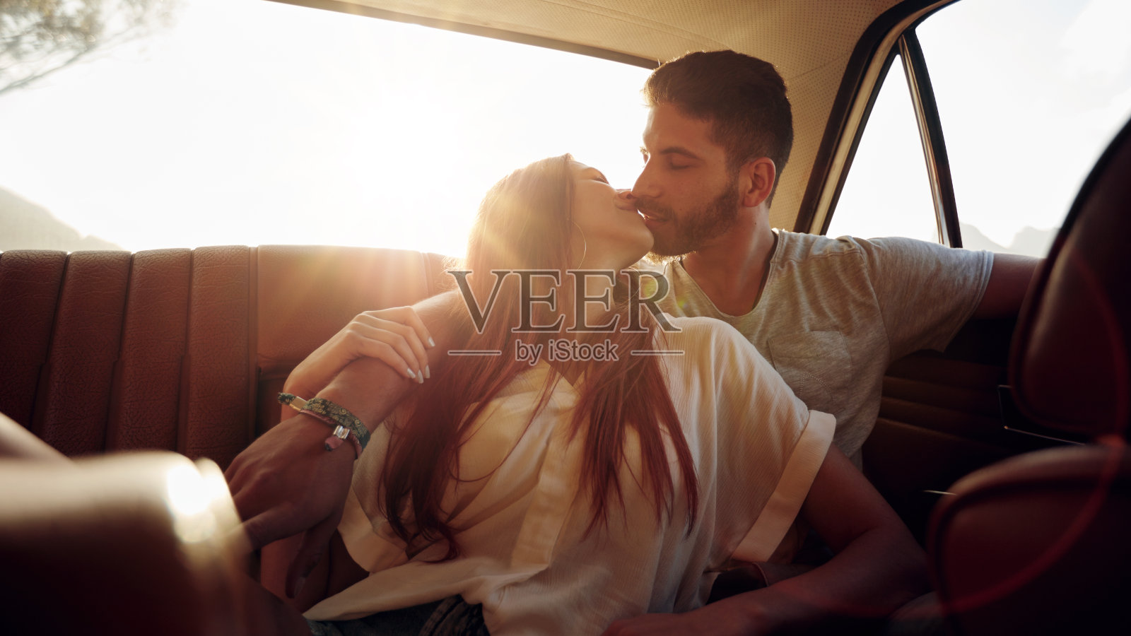 一对情侣在公路旅行中分享浪漫之吻照片摄影图片