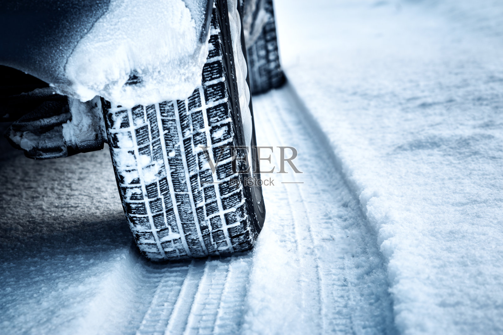 特写的汽车轮胎在冬天照片摄影图片