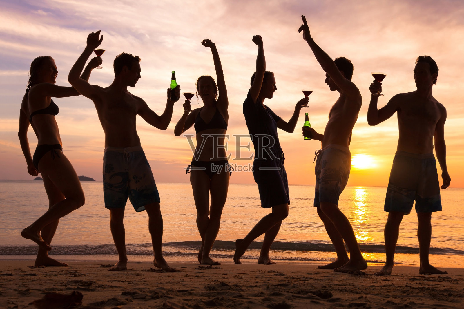 沙滩派对，一群年轻人跳舞，朋友们照片摄影图片
