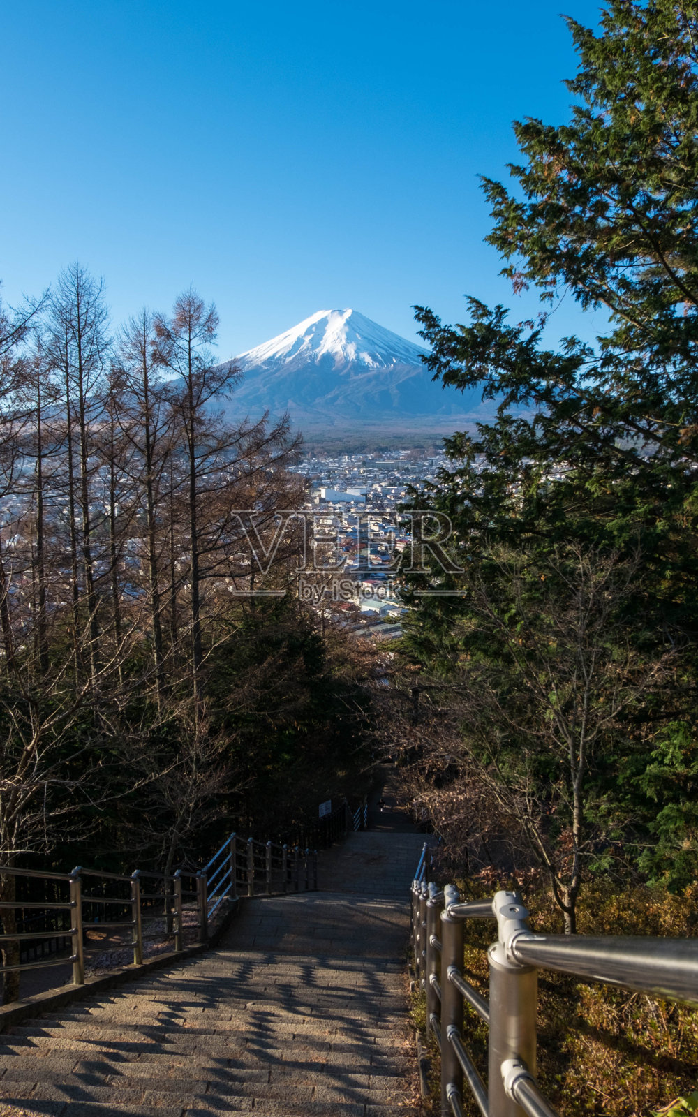 从富士山的楼梯到chuureto寺。照片摄影图片
