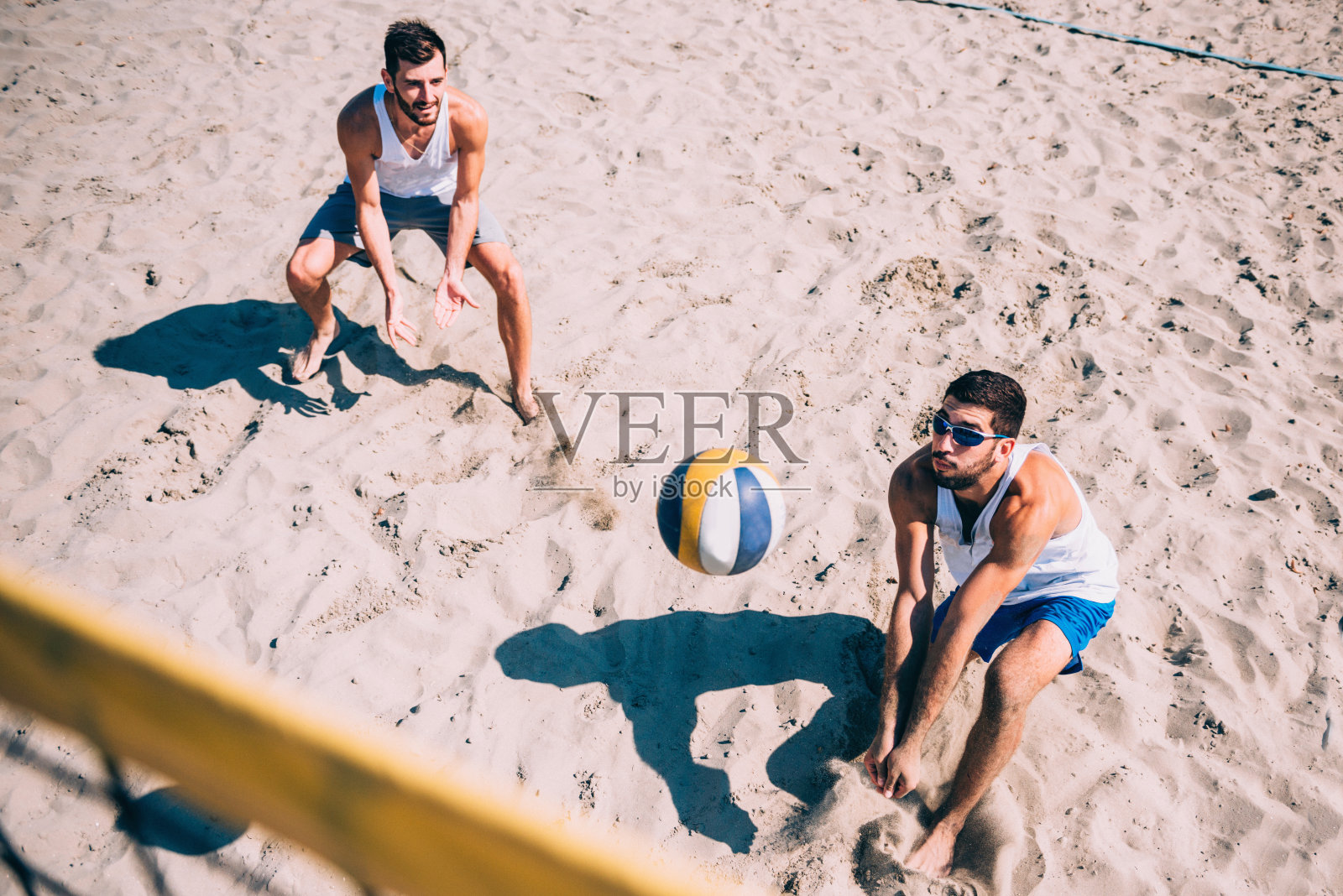 沙滩排球比赛，男子打球照片摄影图片