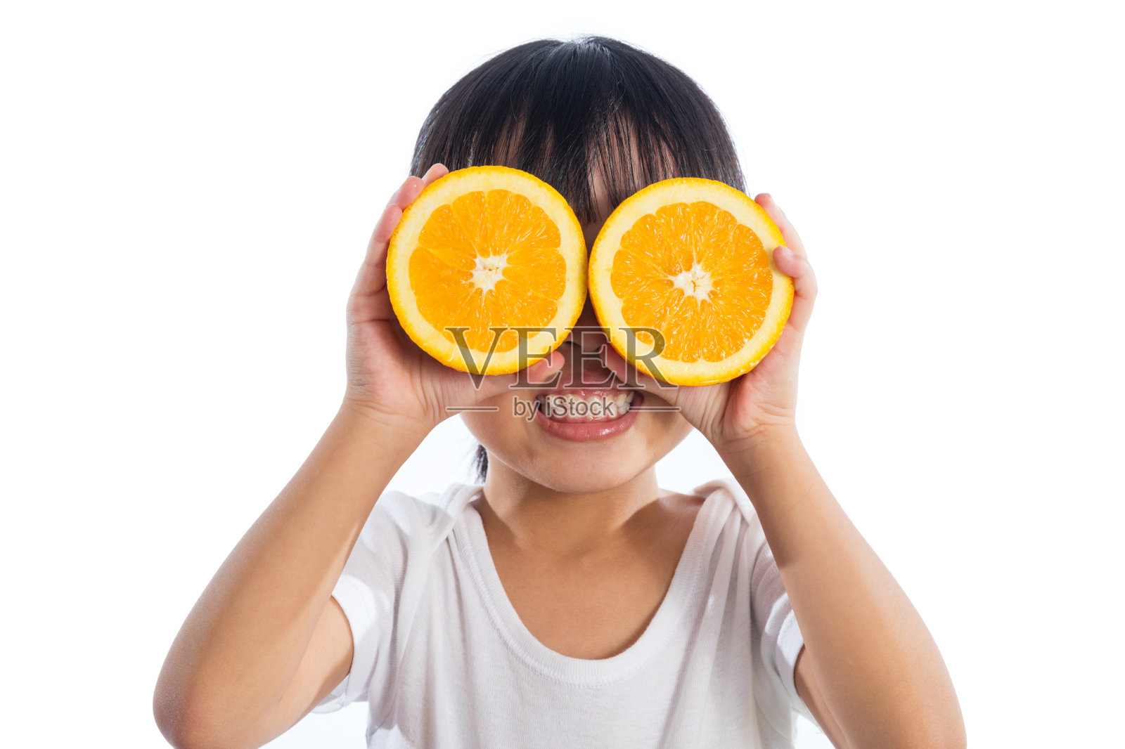 快乐的亚洲华人小女孩用橙色当眼镜照片摄影图片