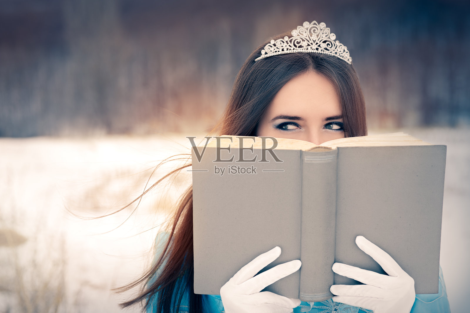 美丽的白雪皇后在读一本书照片摄影图片