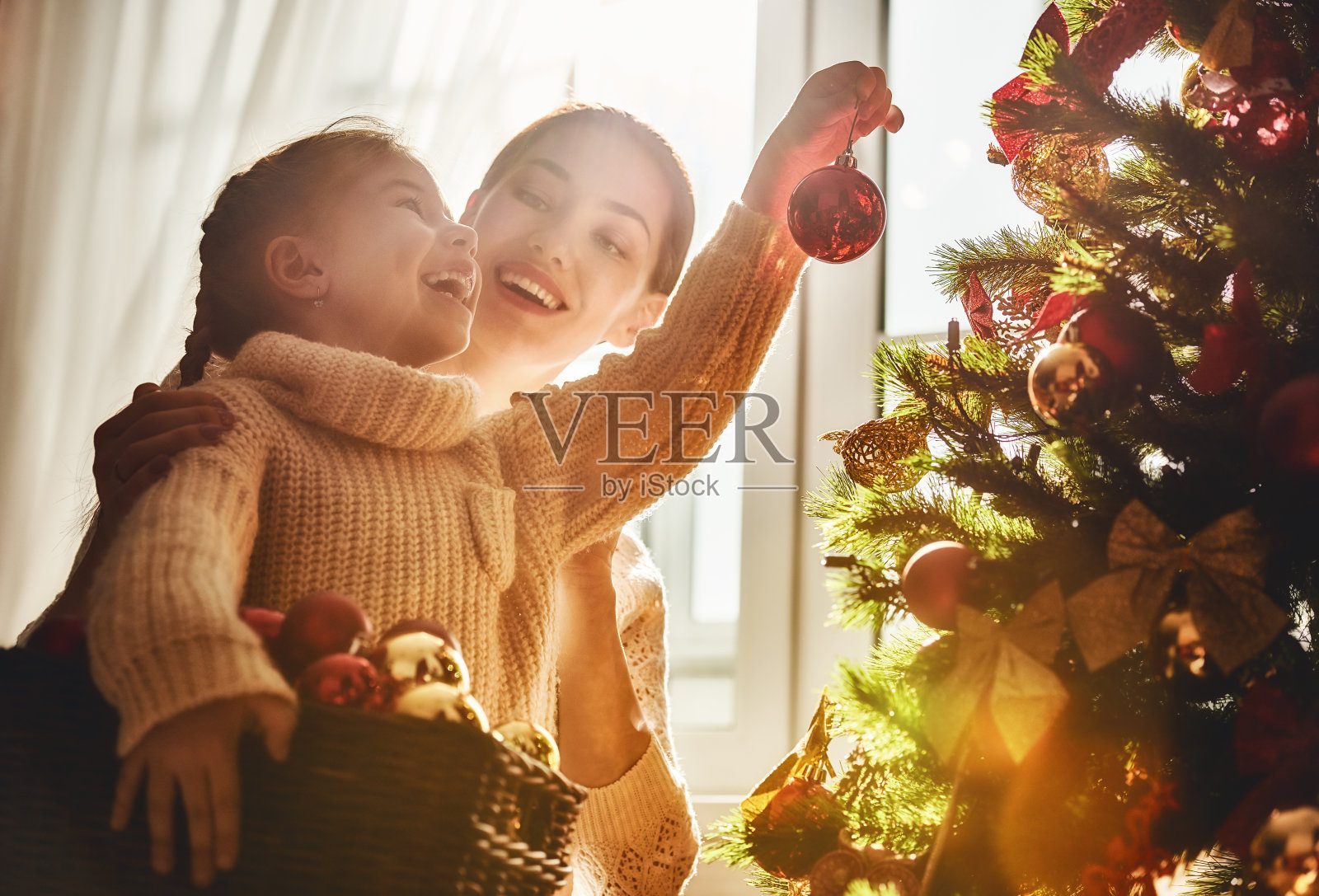 妈妈和女儿装饰圣诞树照片摄影图片
