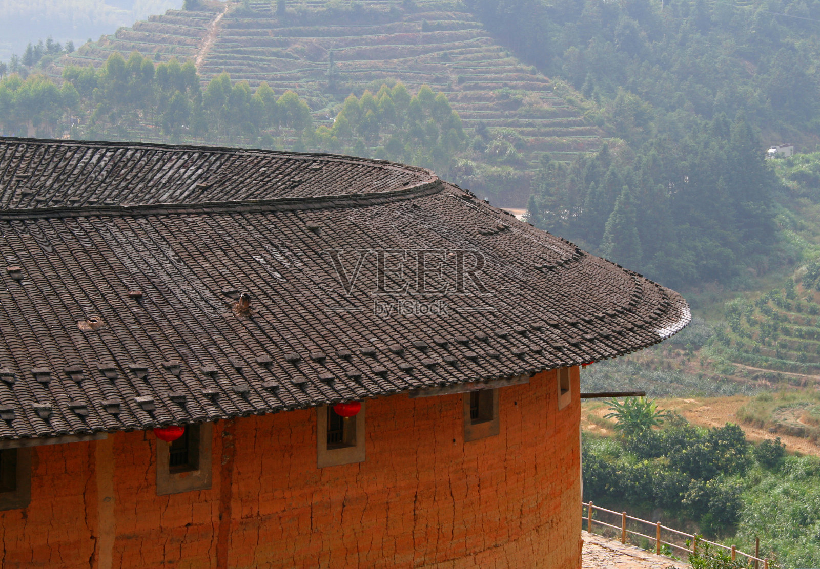 土楼屋顶，客家人的传统居住地照片摄影图片