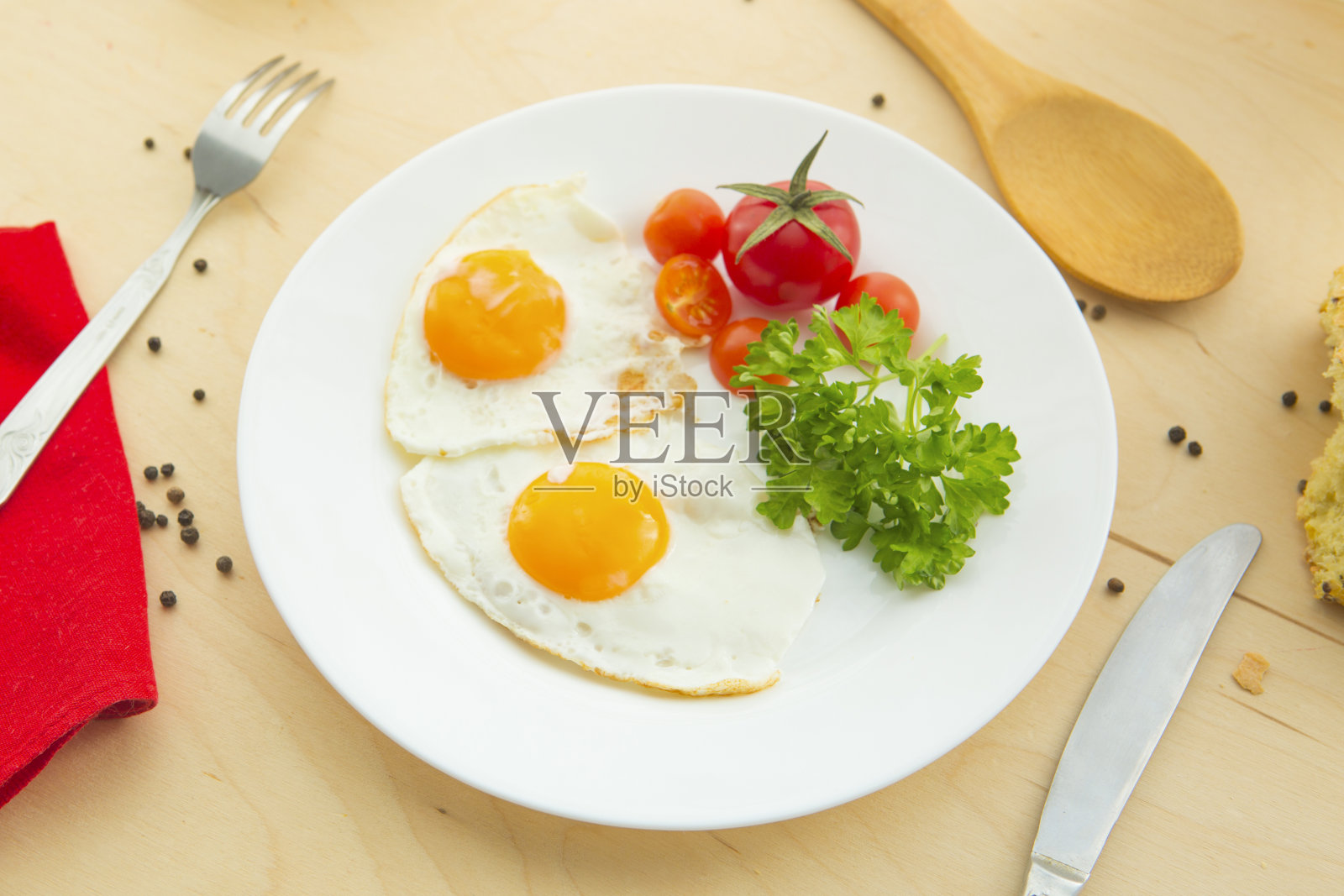 煎蛋和面包放在木桌上的盘子里照片摄影图片
