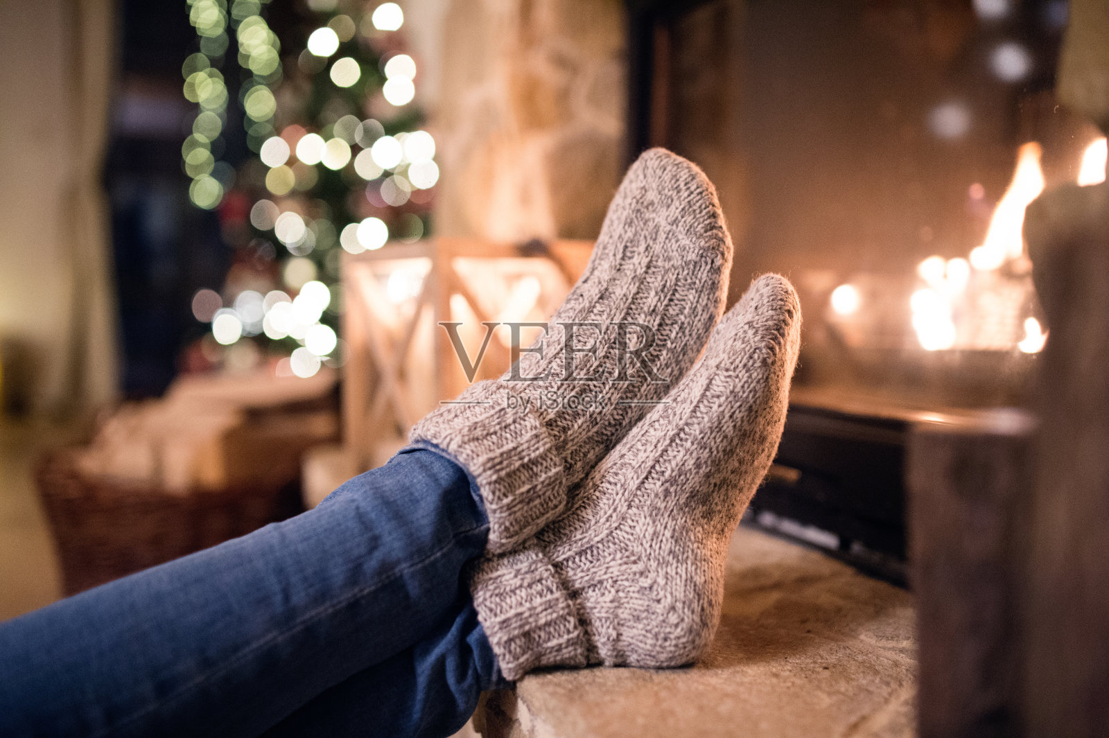 圣诞节壁炉旁，一个穿着袜子的陌生女人的脚照片摄影图片
