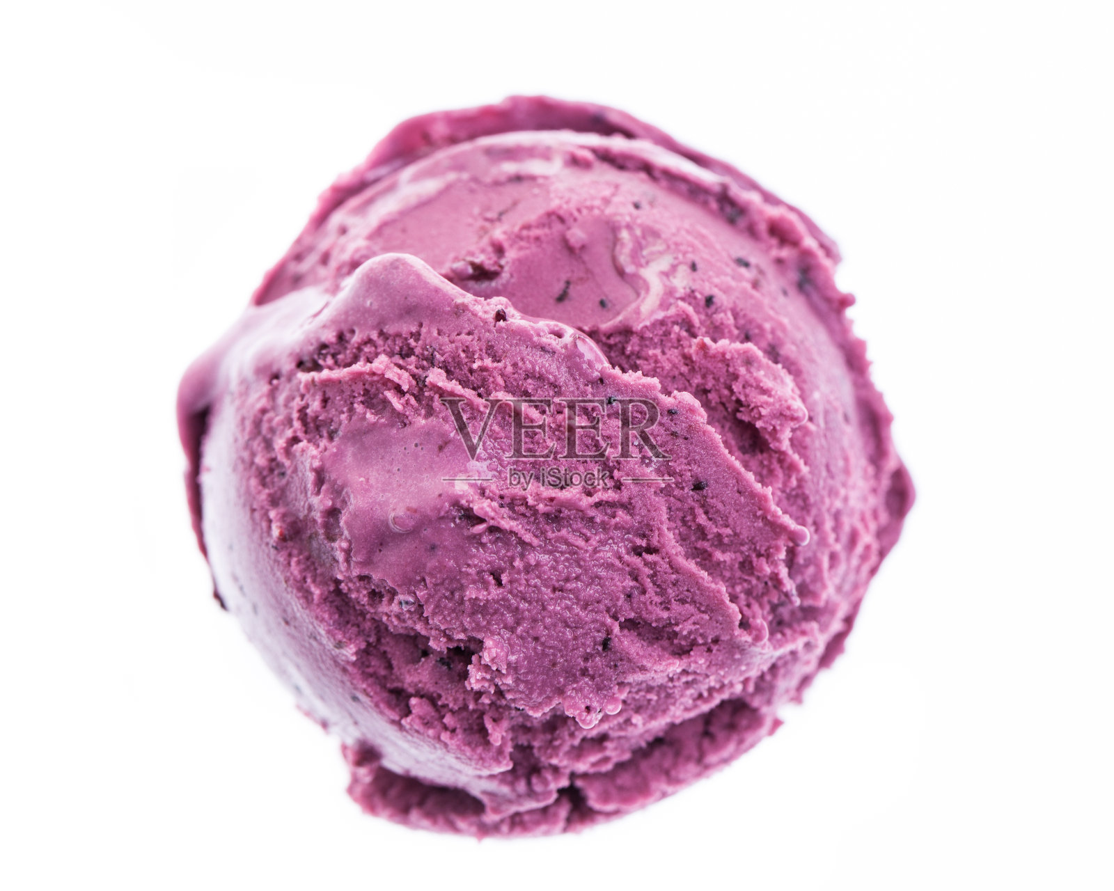 白色背景上孤立的一个蓝莓冰激凌勺照片摄影图片