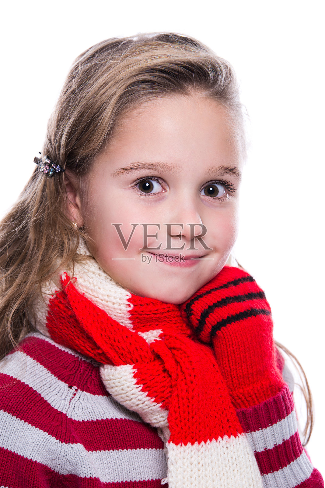 可爱开朗的小女孩穿着冬天的衣服。照片摄影图片