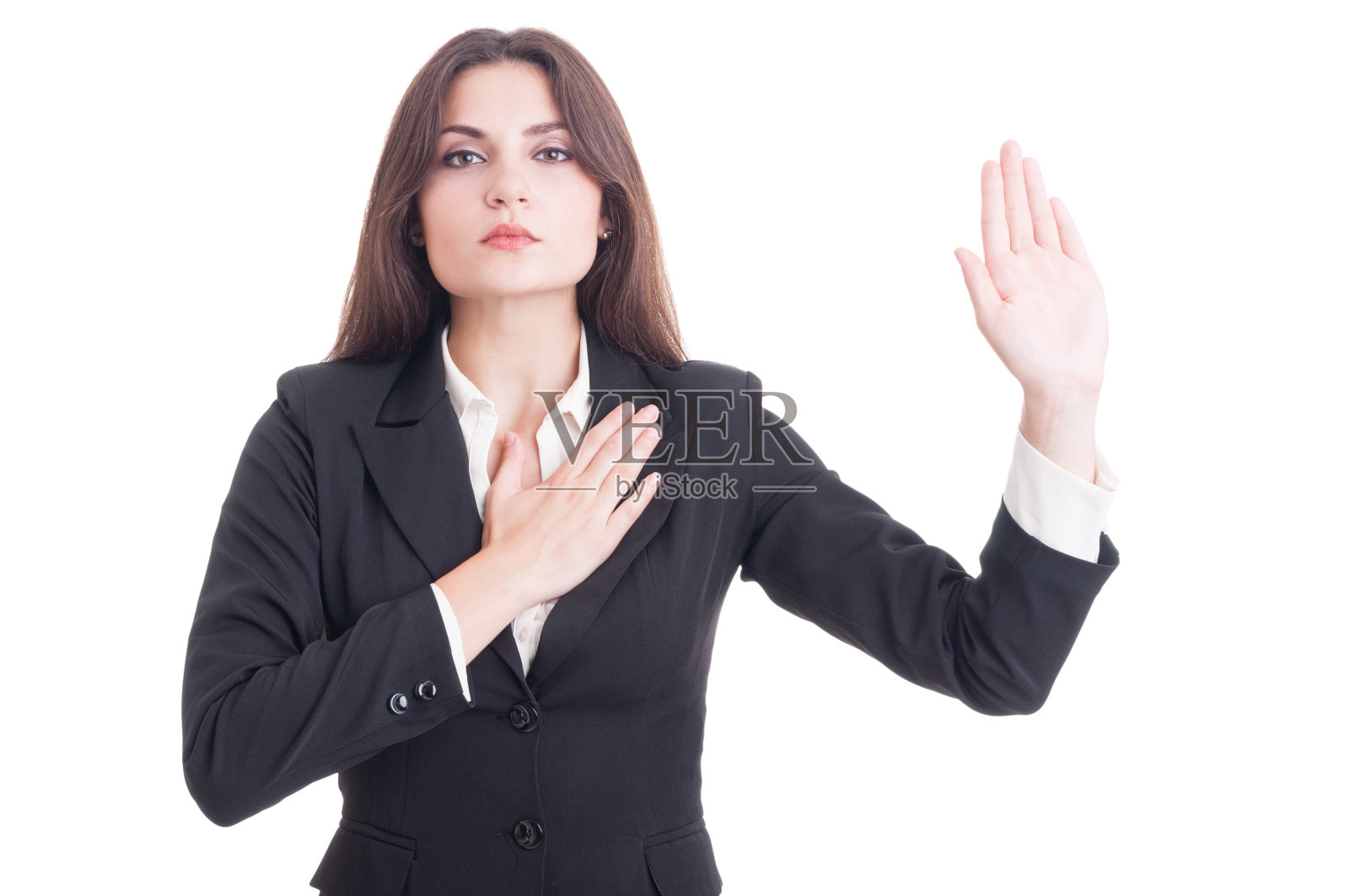 年轻的女律师做宣誓手势，手放在心上照片摄影图片