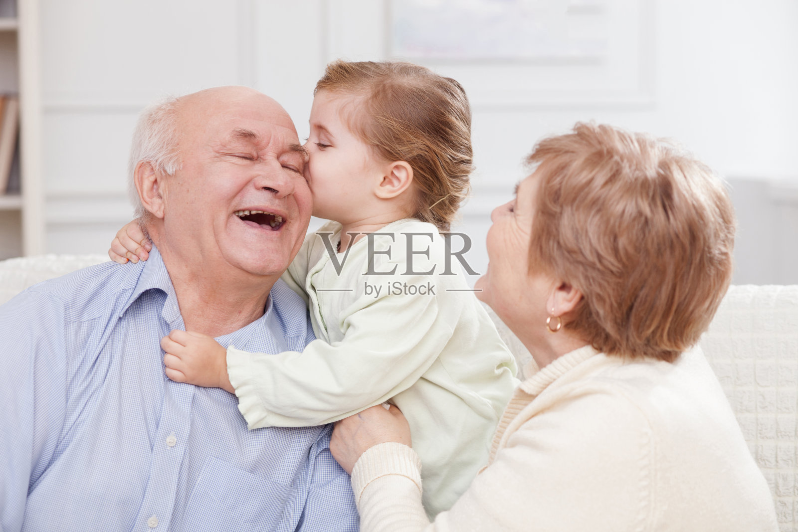 可爱的小孩在向爷爷奶奶表达爱意照片摄影图片