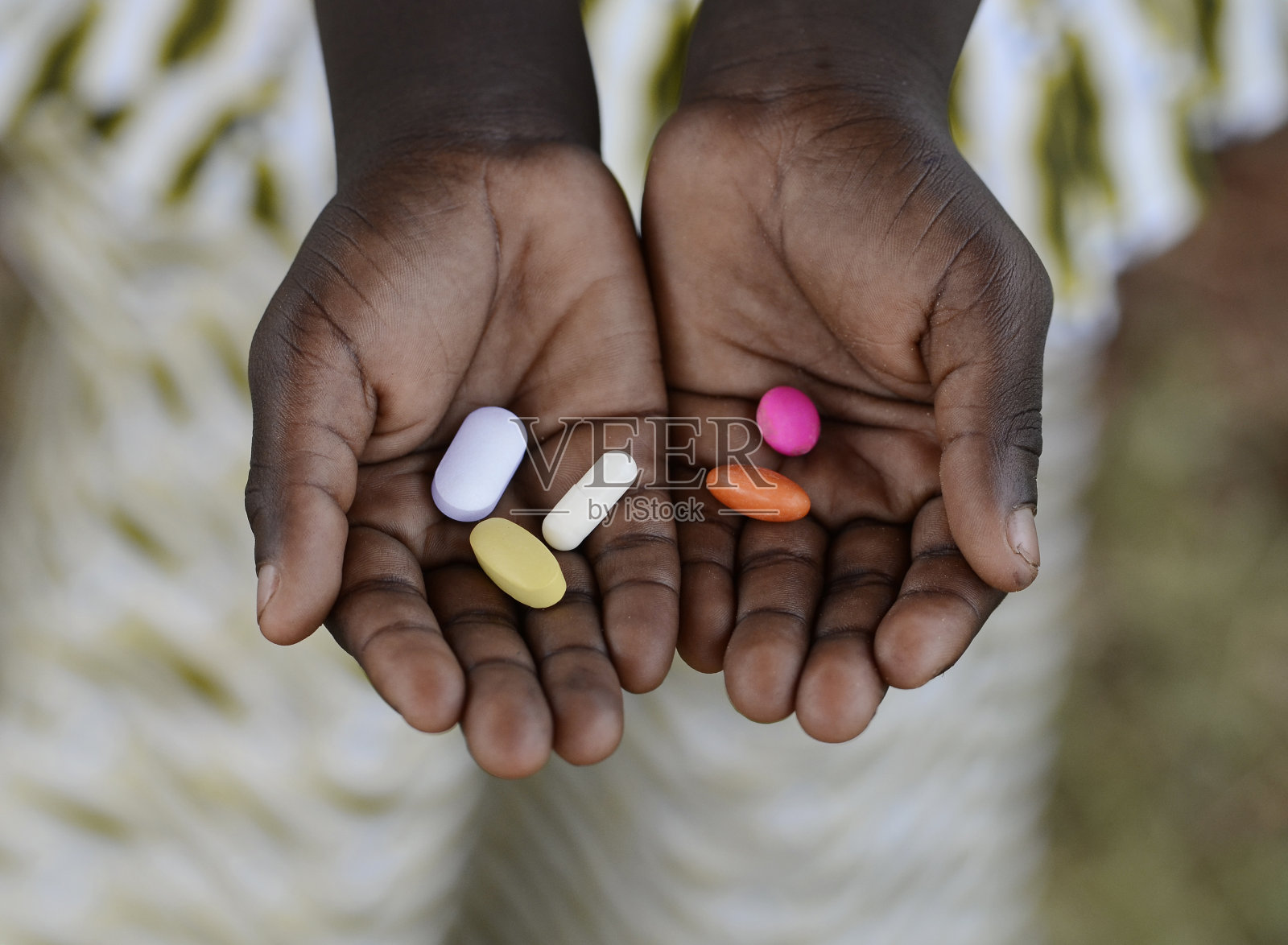 健康的生活方式药物非洲黑人男孩持有彩色药丸背景照片摄影图片