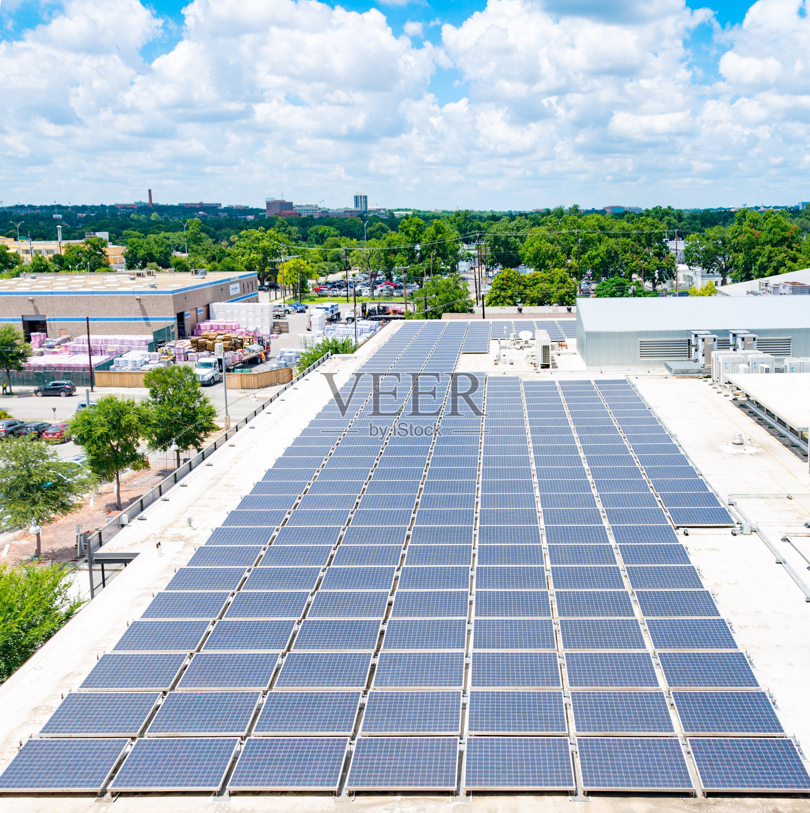 城市屋顶上的太阳能电池板照片摄影图片