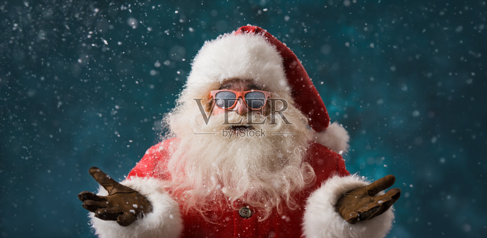 圣诞老人戴着太阳镜在北极户外跳舞照片摄影图片