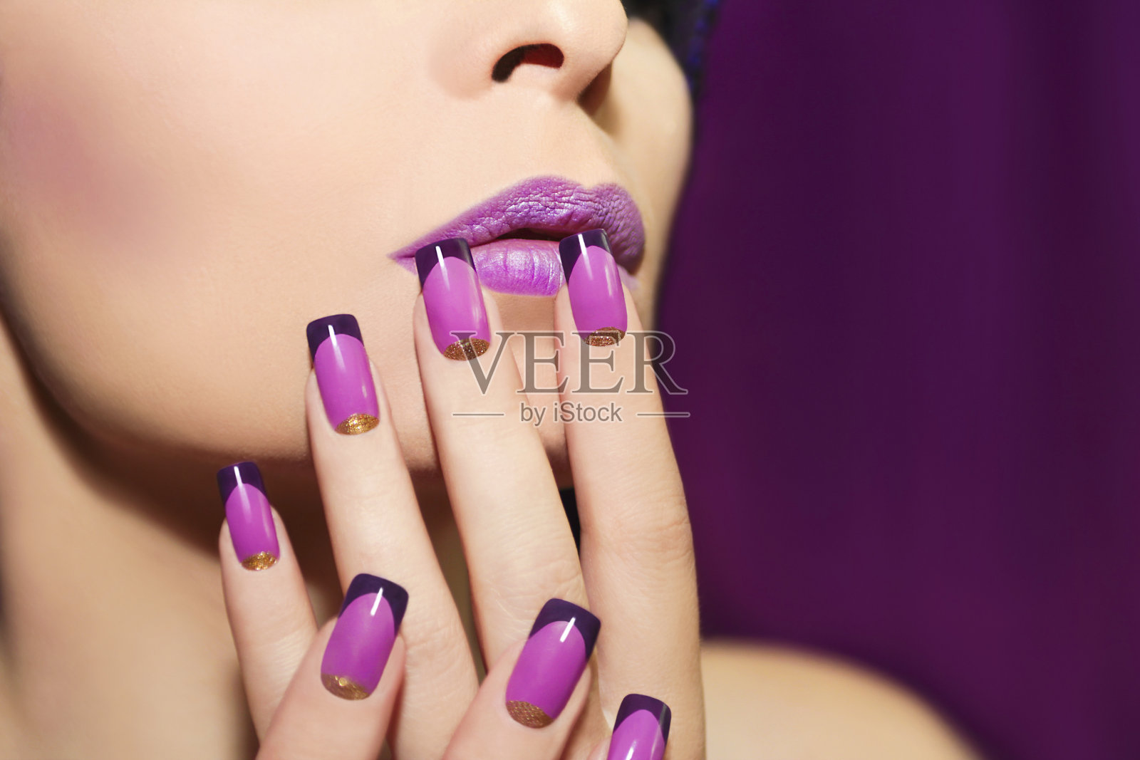 淡紫色法国修指甲。照片摄影图片