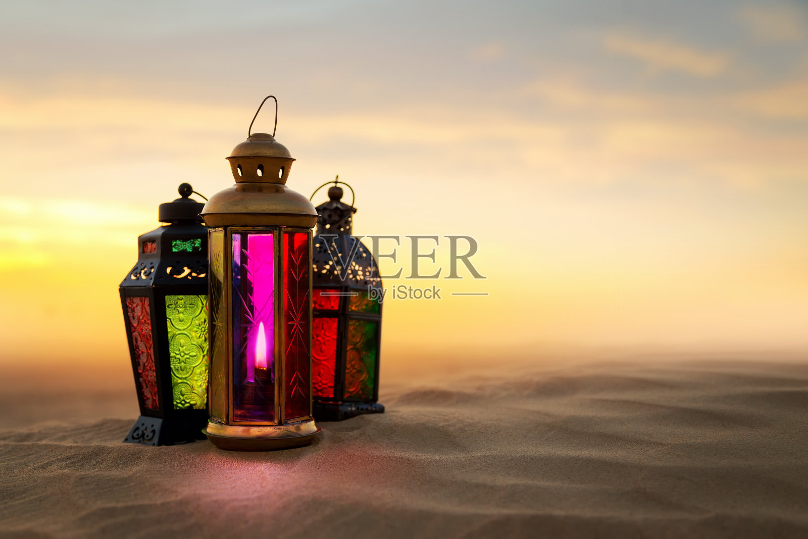 沙漠沙丘上的斋月灯笼照片摄影图片