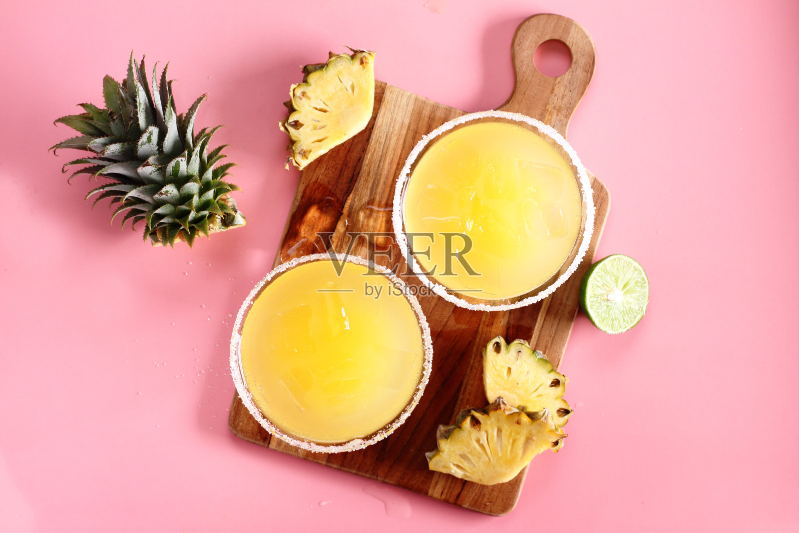 杯子里有新鲜的菠萝汁照片摄影图片