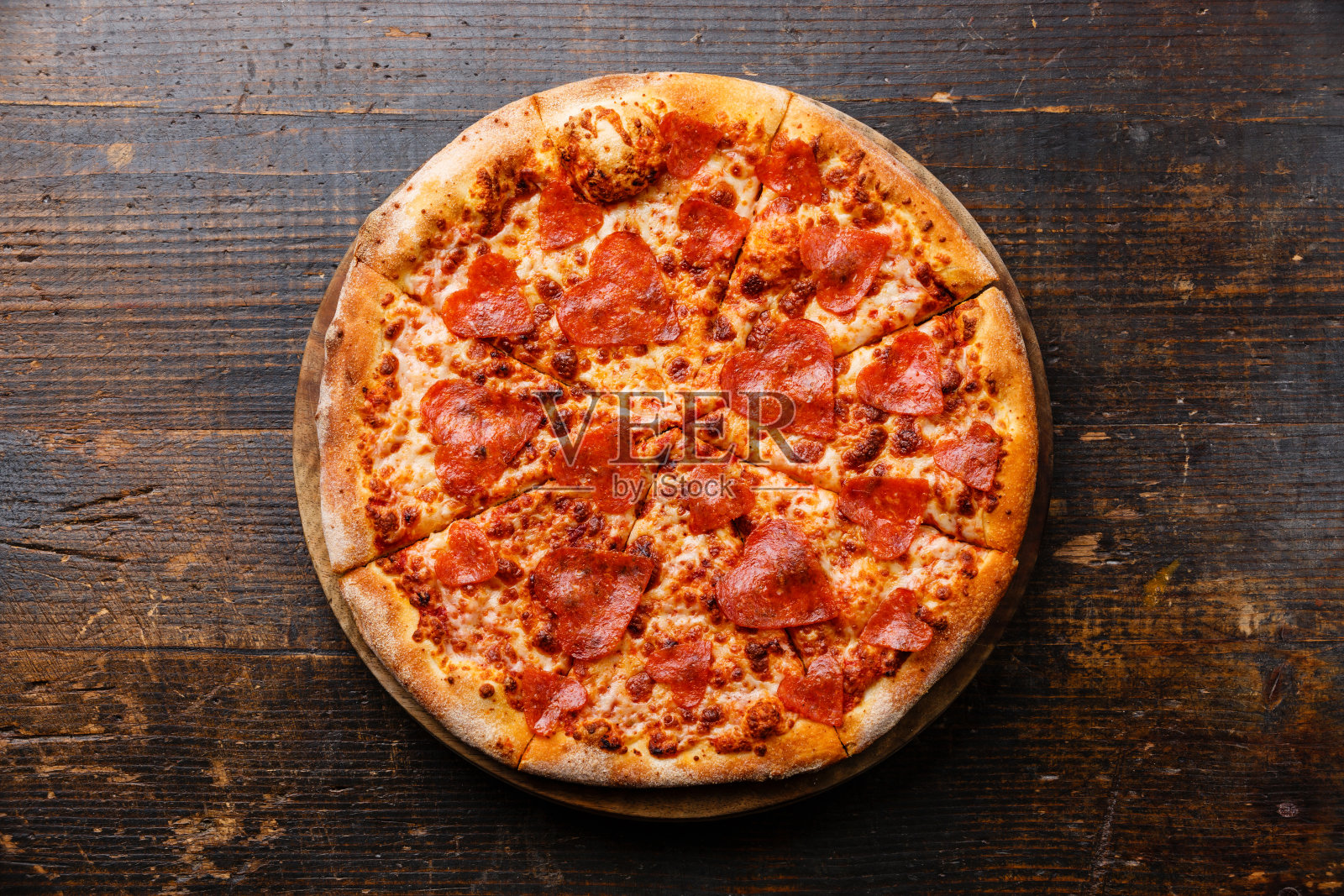 心形辣香肠披萨照片摄影图片