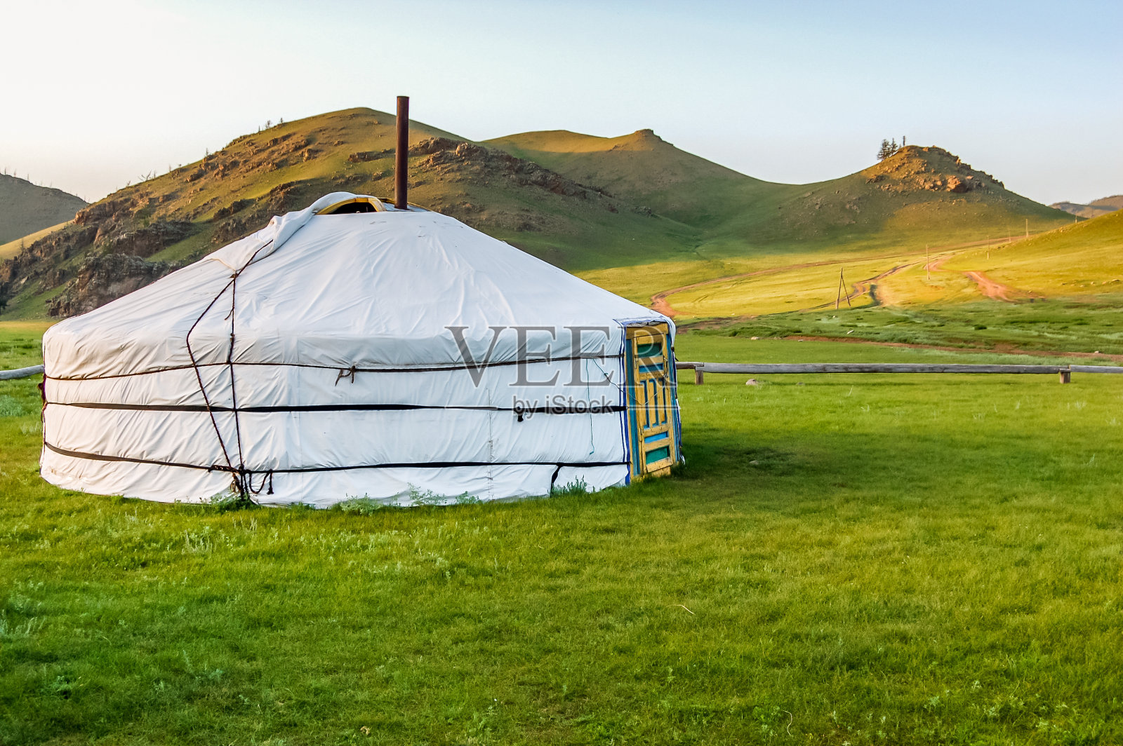草原上的蒙古包照片摄影图片