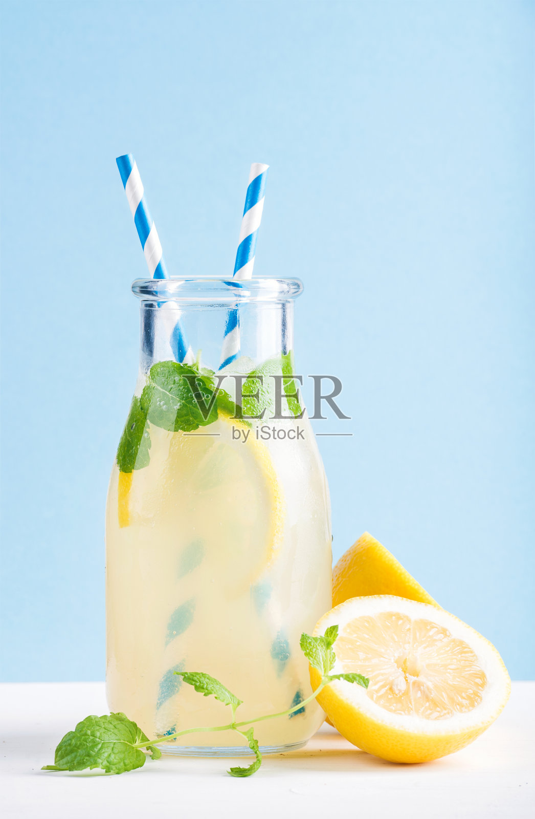 一瓶自制柠檬水，加薄荷，冰，柠檬，纸吸管照片摄影图片