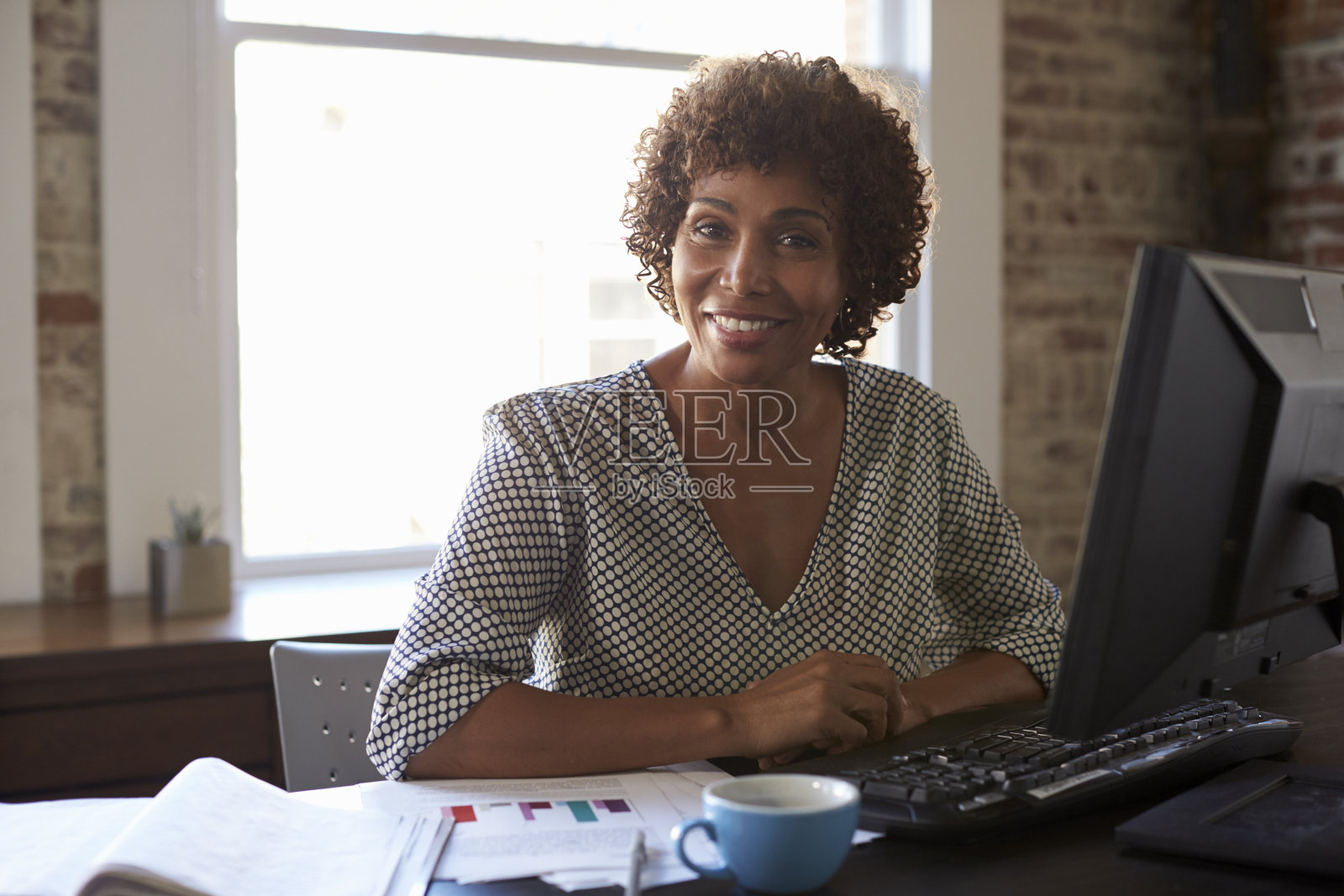 商业女性在办公室工作的肖像照片摄影图片