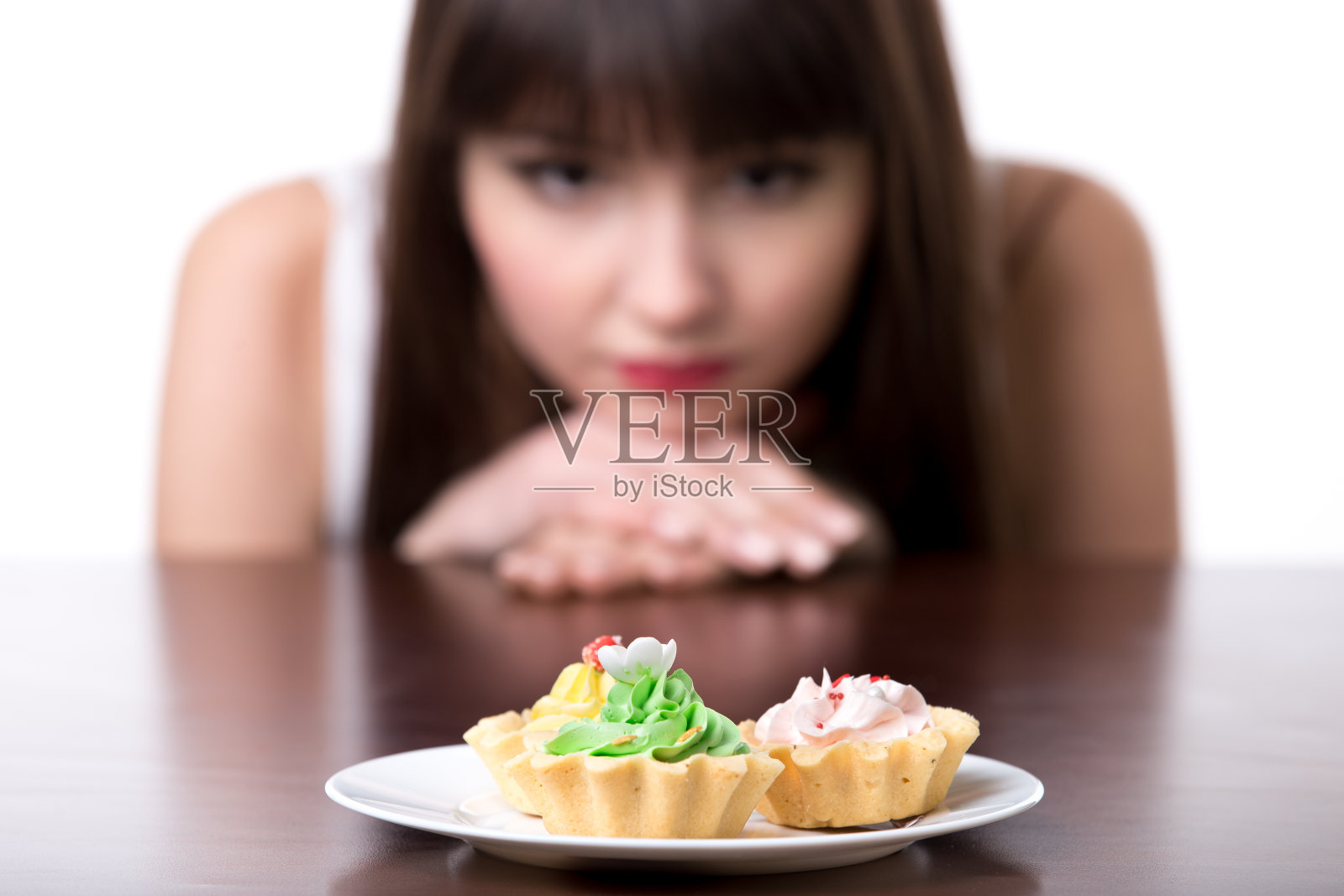 想吃蛋糕的节食女性照片摄影图片