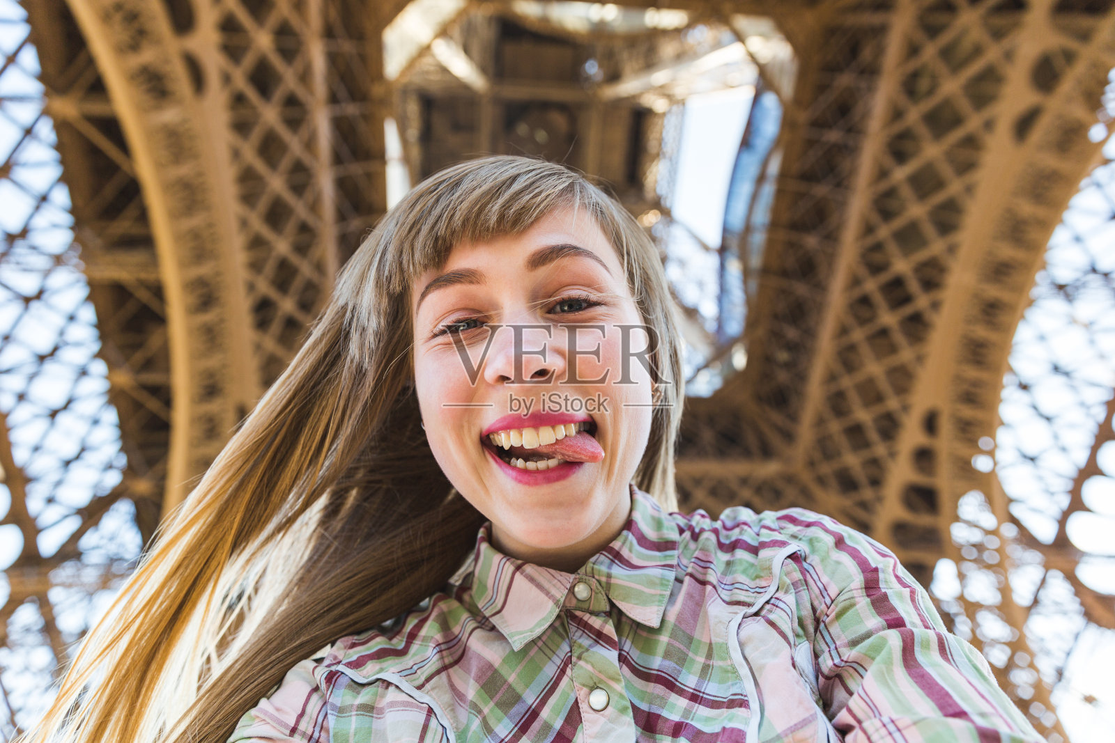 在巴黎埃菲尔铁塔下自拍的女孩照片摄影图片