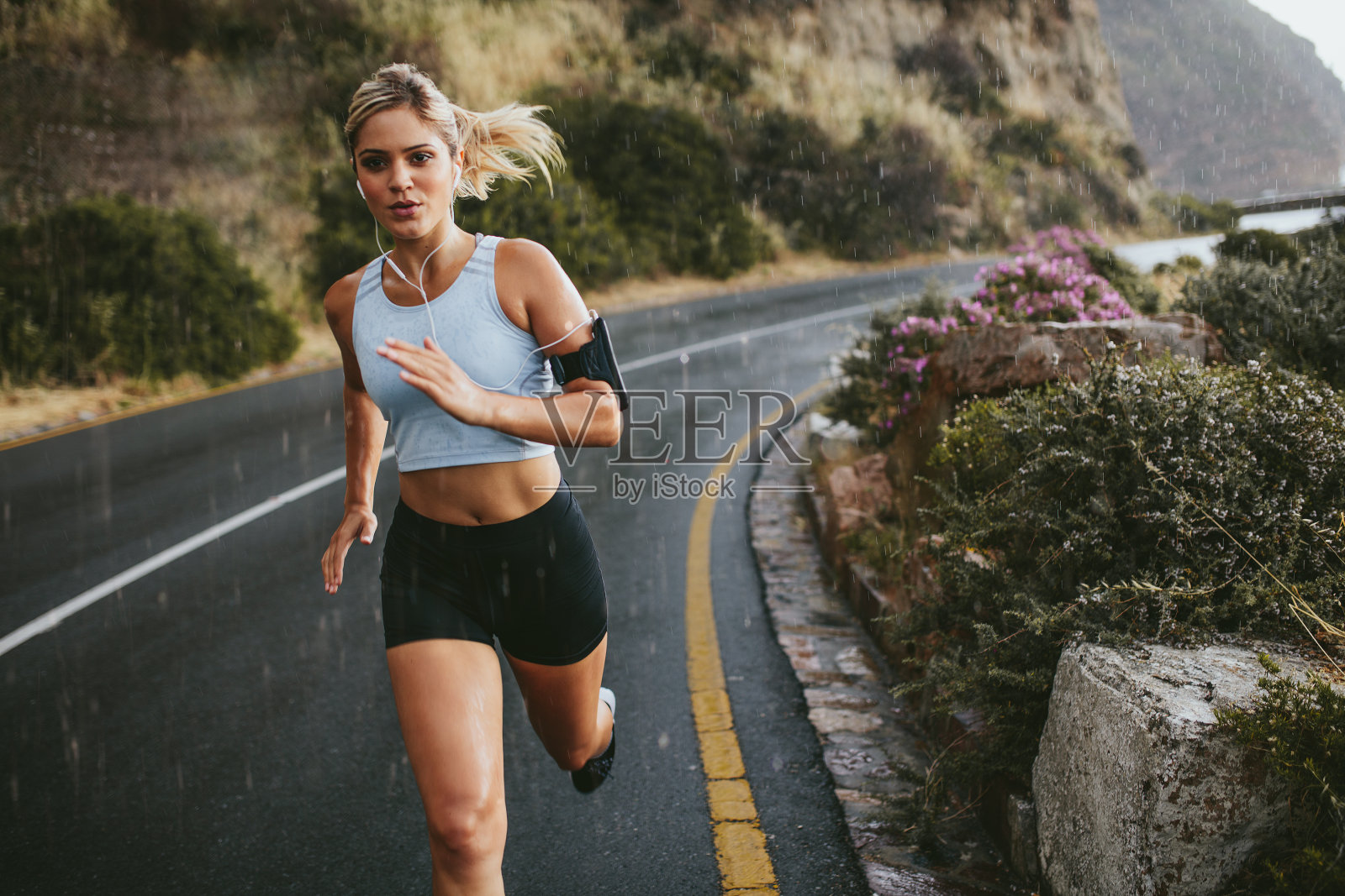 女运动员在公路上跑步照片摄影图片