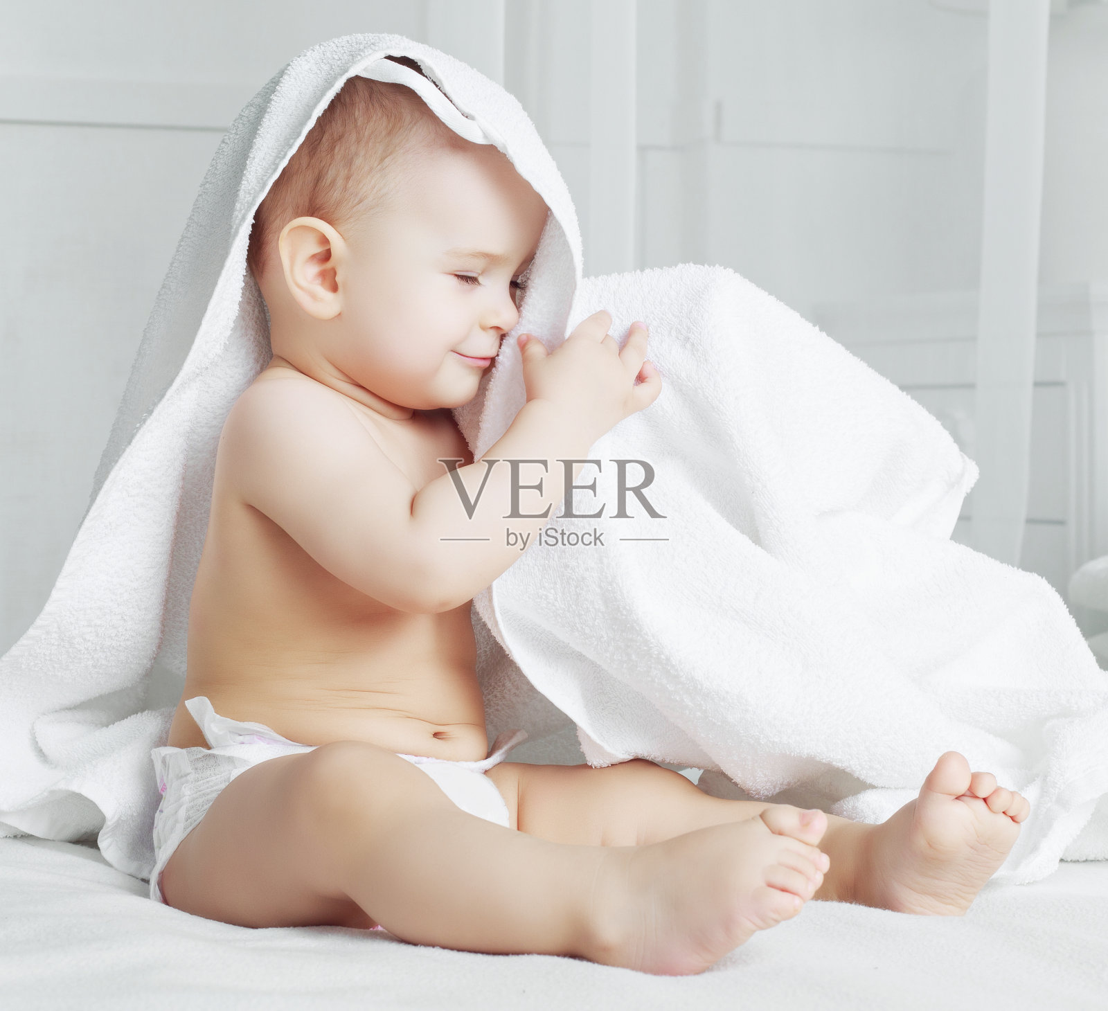 婴儿与毛巾照片摄影图片