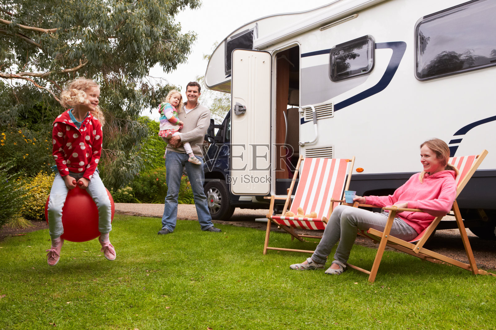 家庭享受露营假期在露营车照片摄影图片