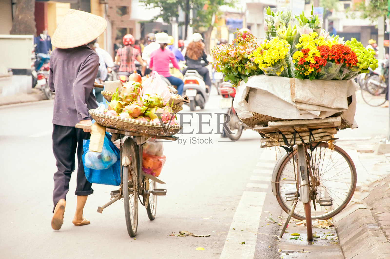 越南河内街头的自行车花商。照片摄影图片