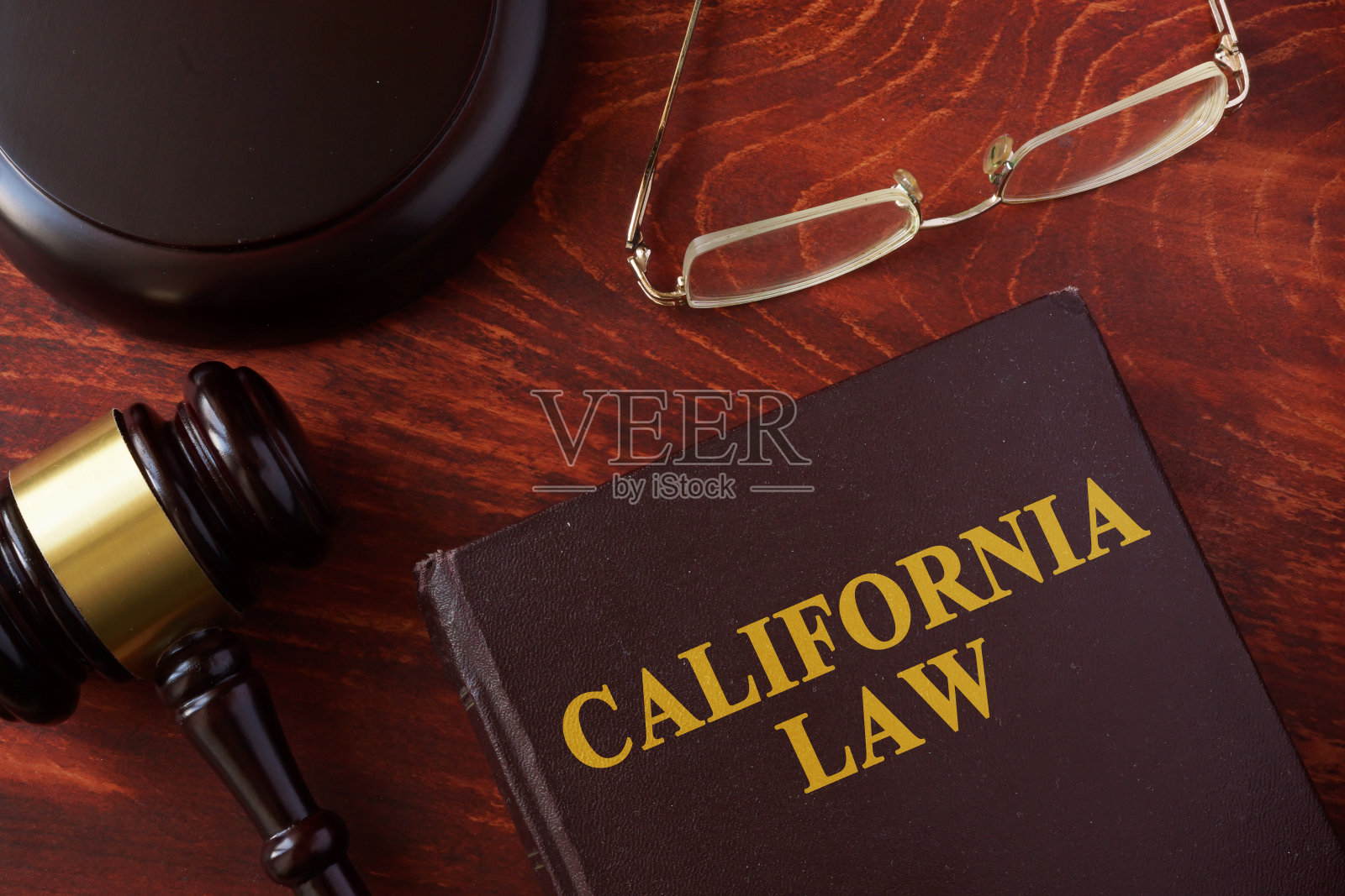 书名为加利福尼亚法律和木槌。照片摄影图片