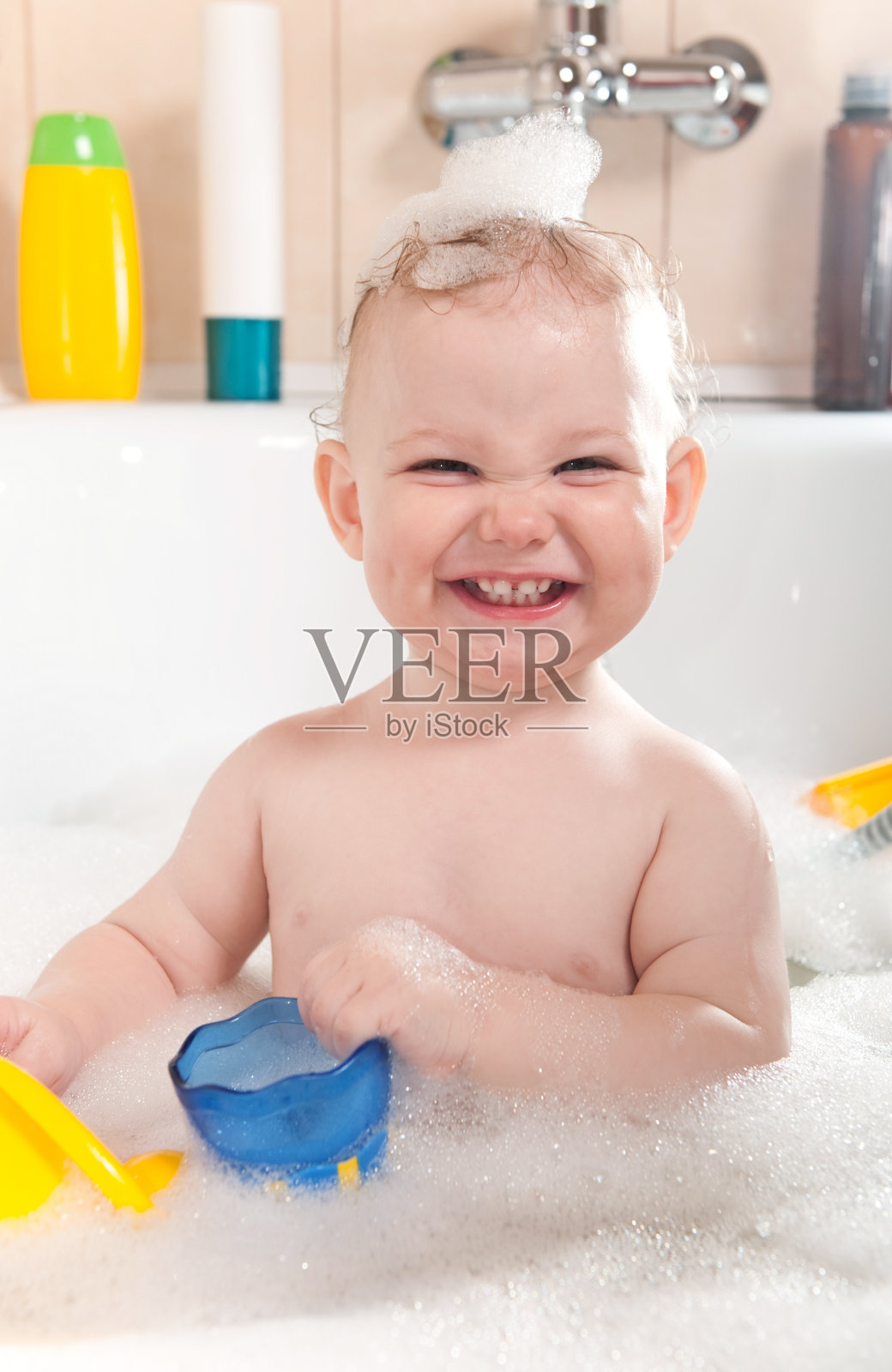 妈妈用泡泡浴给婴儿洗澡。水的乐趣。照片摄影图片_ID:305295831-Veer图库