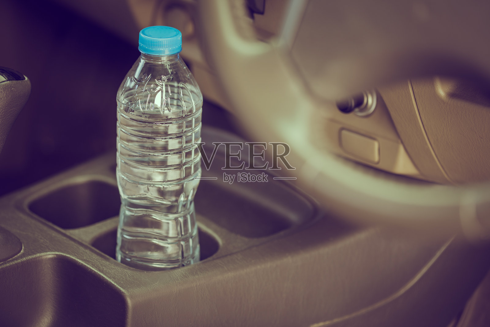 瓶装水在车里放了很长时间照片摄影图片