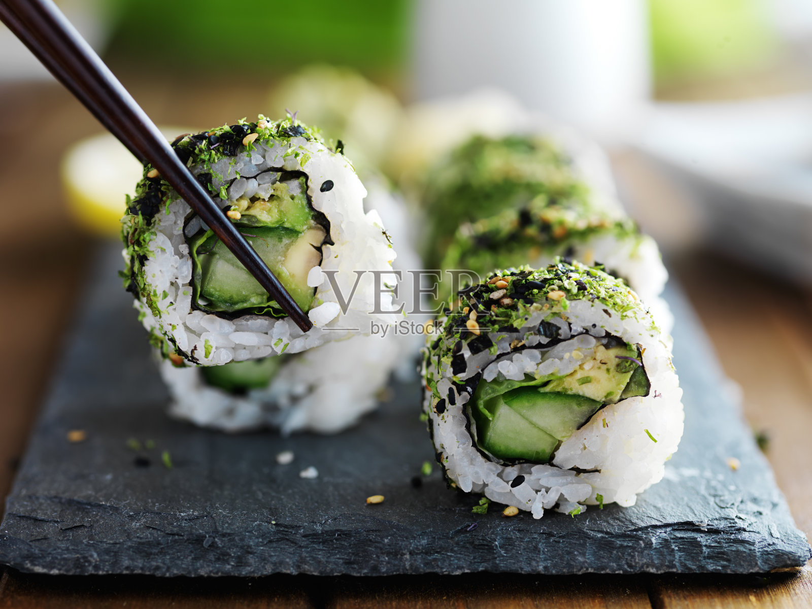 吃健康的羽衣甘蓝寿司照片摄影图片