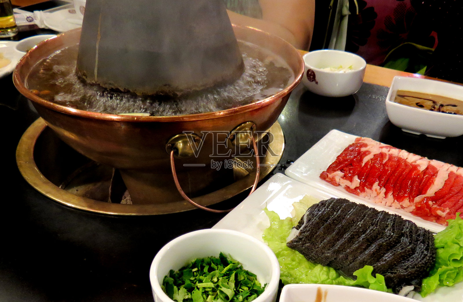 传统的中国火锅，里面有肉和调料照片摄影图片
