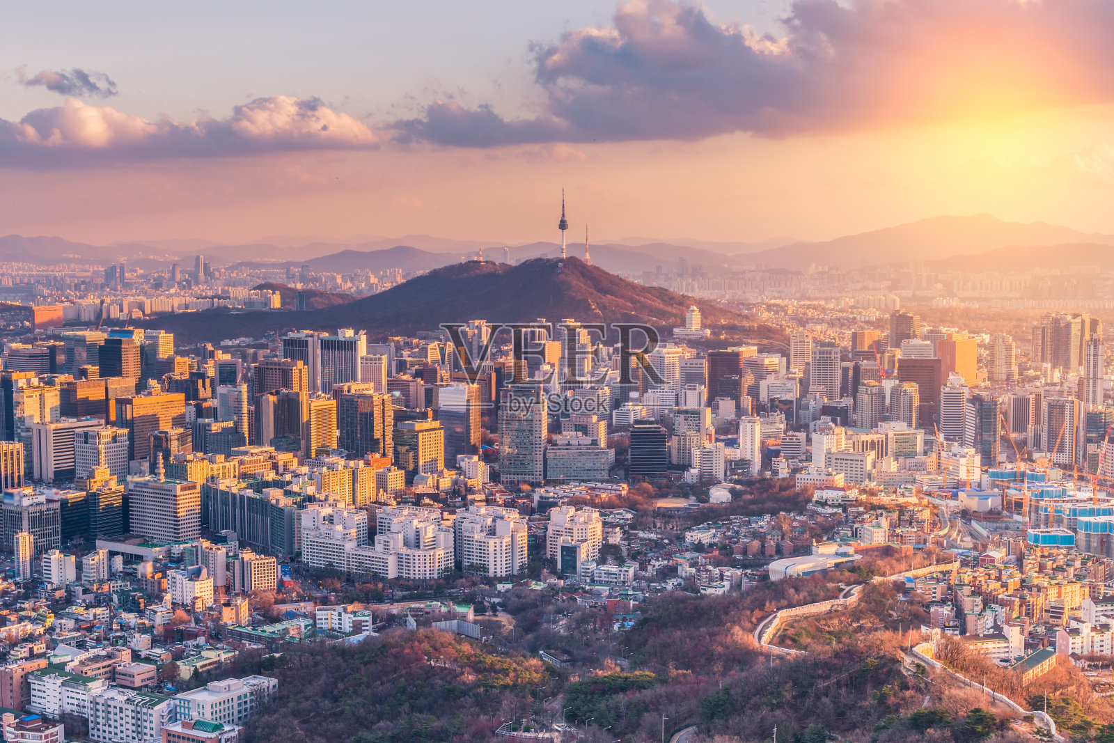 韩国首尔城市天际线上的日落。照片摄影图片