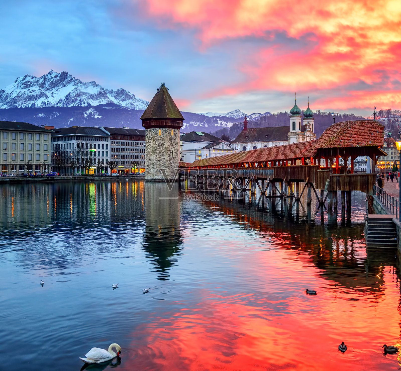 戏剧性的日落在卢塞恩老城，瑞士照片摄影图片