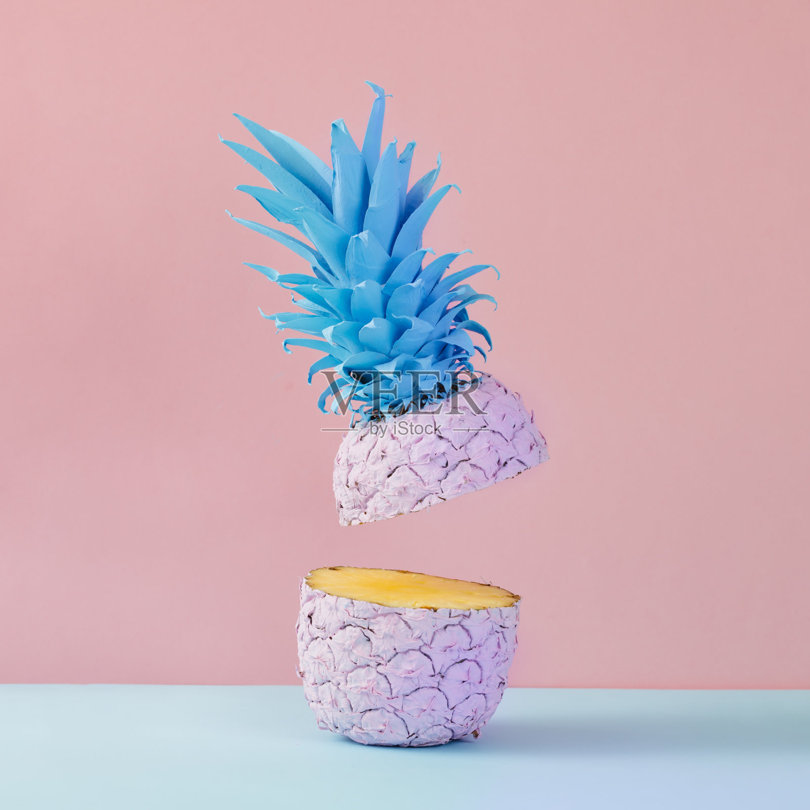 黄色背景上的粉红色菠萝。最小的风格。食品的概念照片摄影图片