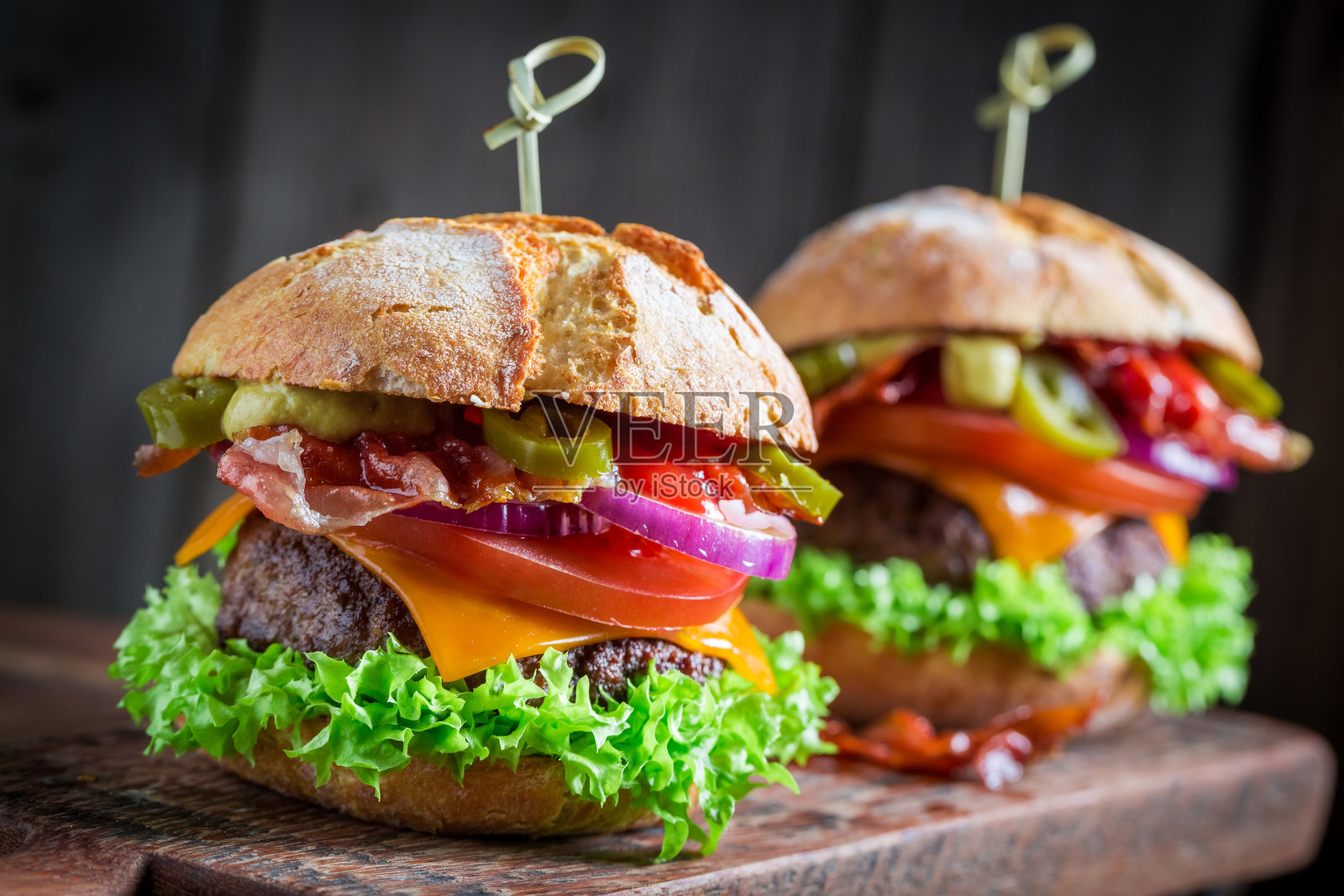 用洋葱、番茄和生菜做的美味汉堡照片摄影图片