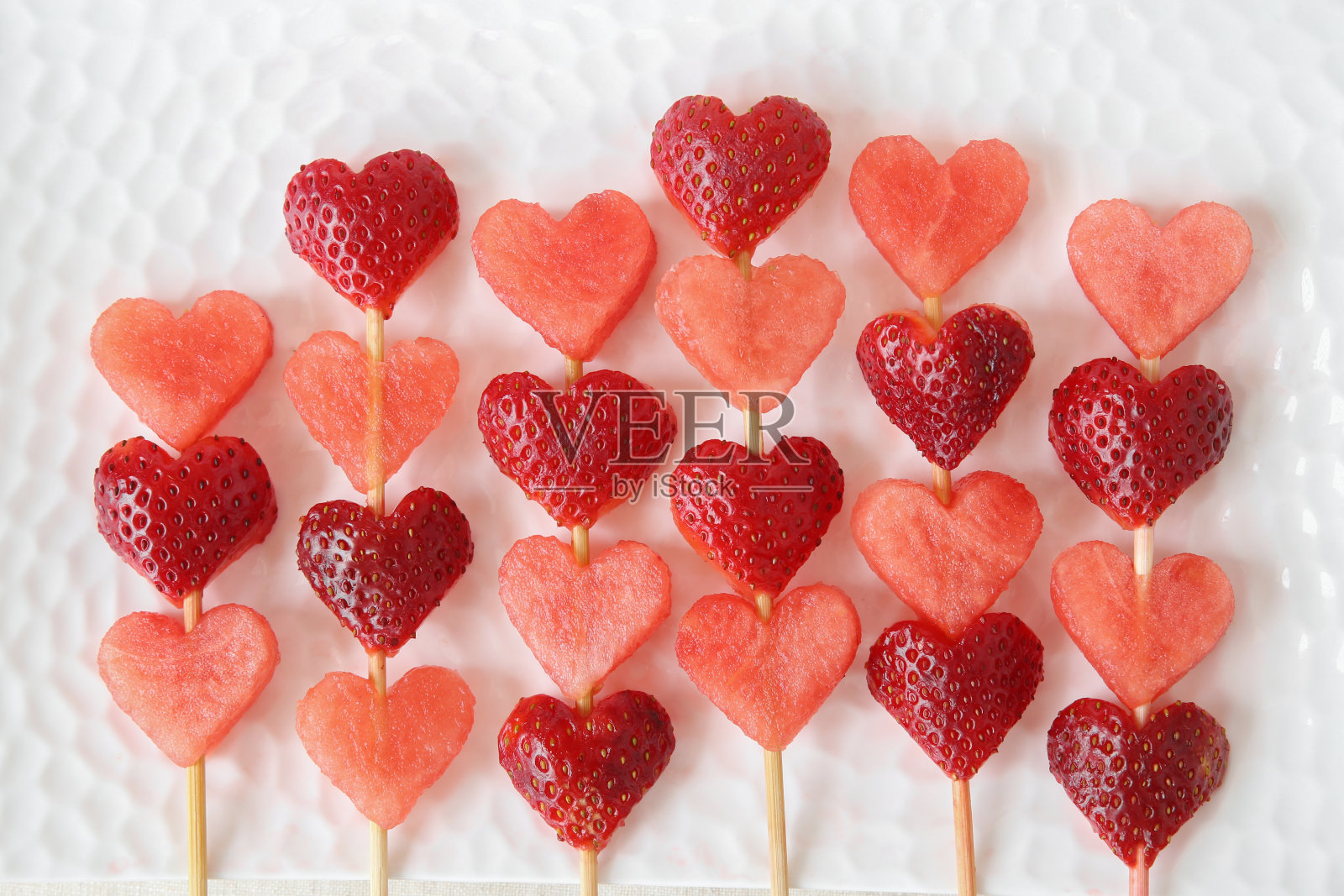 心形草莓和西瓜水果串照片摄影图片